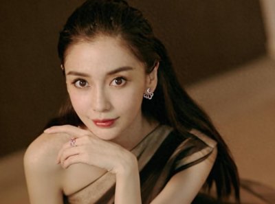 ​杨颖怀孕旧照被曝光，肚大圆润坐下都吃力，假孕谣言不攻自破