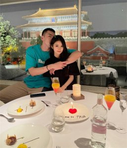 ​女排奥运冠军前男友高调庆生，新欢送祝福，网友以为杨方旭整容