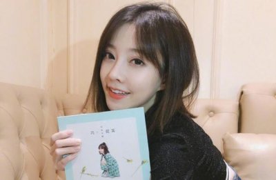 ​冯提莫穿衣逐渐大胆，从清纯JK到性感纺纱裙，网友：不敢认了