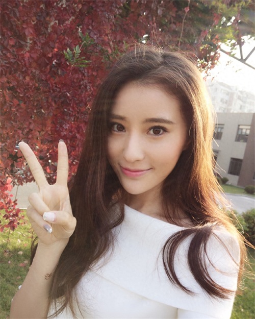 有“北电最美女生”之称的鲍天琦像是一张白纸，可塑性很强