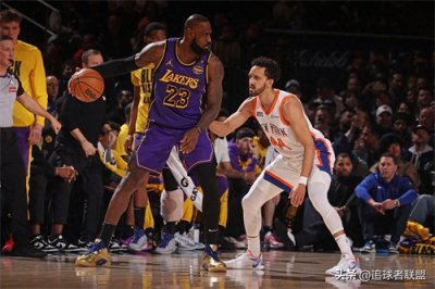 ​詹皇33+12+11刷爆纪录：40岁多次暴扣点燃客场 主动扶起对手太暖心