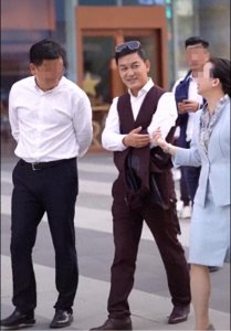 ​主持人李锐开百万跑车出行！家中豪车成群，一辆摩托就值30万