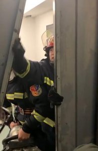 ​大连友谊商场电梯出现故障 二十多人被困近一个小时