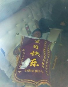 ​搞笑图摘第157期：孩子，别玩手机了，再玩眼睛都要瞎了