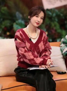 ​惊艳40岁：吴昕的华丽蜕变，为中年女性树立美丽榜样。