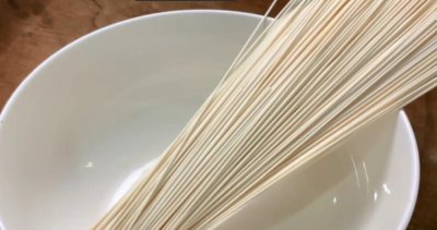 ​煮面条最忌水开下锅，面馆老师傅教你小技巧，2步煮出爽滑又筋道