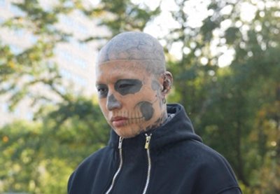 ​纹面小伙洗纹身：在迷茫中探寻新生之路