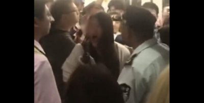 ​上海地铁2号线女子丢失手机扒车门，已被警方行政处罚