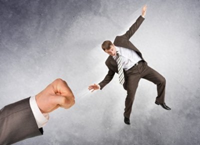 ​被人打了，到底能不能还手？警察、律师、法官给出不同答案