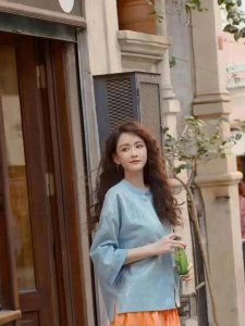 ​44岁陈乔恩羊毛卷造型，美如25岁新中式佳人