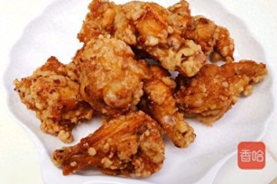 ​厨师长教你做香酥炸鸡腿，鸡腿放进锅里直接炸，外酥里嫩有妙招