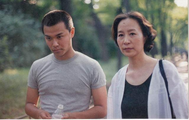 63岁奚美娟近照：35岁首部电影拿影后，撞脸吕中，39岁产子遭婚变