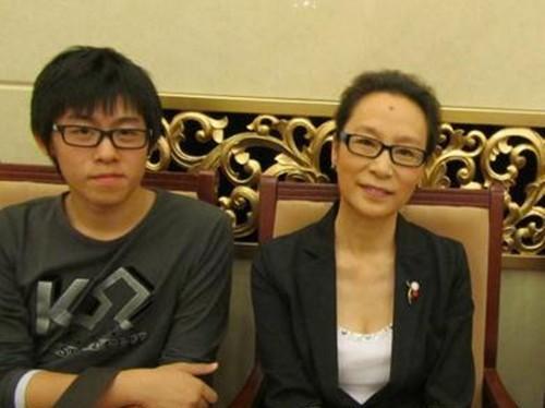 63岁奚美娟近照：35岁首部电影拿影后，撞脸吕中，39岁产子遭婚变