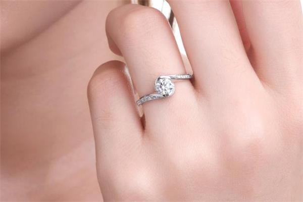 通灵珠宝和周大福哪个好 通灵珠宝和周大福品牌对比 通灵珠宝和周大福哪个好 通灵珠宝和周大福品牌对比