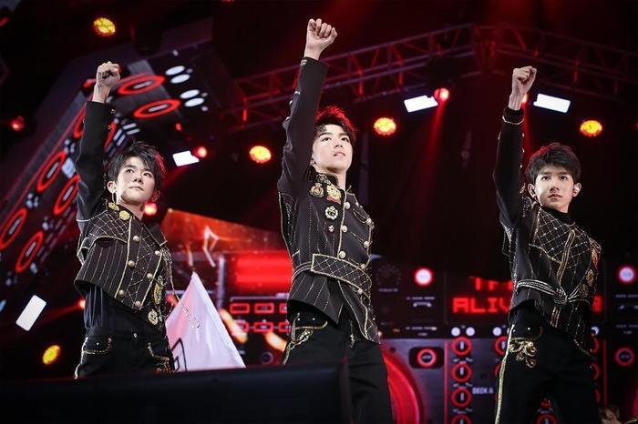 王俊凯演唱会上流泪,TFboys成立四年宣布各自单飞