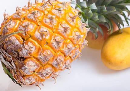 菠萝要怎么处理才能吃 菠萝要怎么挑才好吃