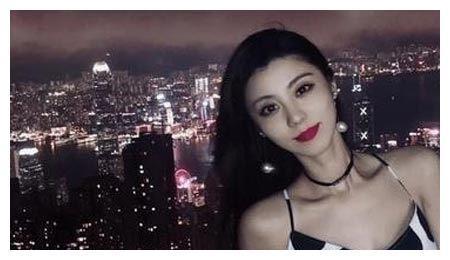 《王牌对王牌》费费曾担任世界杯女主播、中国小姐、奥运引导小姐