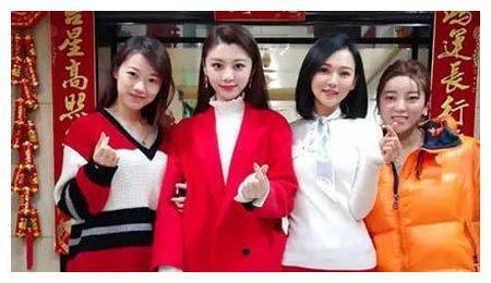 《王牌对王牌》费费曾担任世界杯女主播、中国小姐、奥运引导小姐