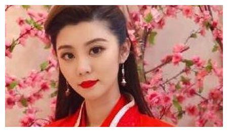 《王牌对王牌》费费曾担任世界杯女主播、中国小姐、奥运引导小姐