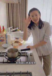 ​40岁董洁素颜出镜，瘦太多衬衫松垮撑不起，做下午茶被赞手艺好