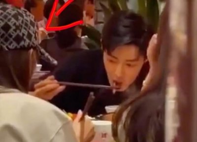 ​李沁现身肖战庆功宴被疑恋爱，打扮低调面对面吃火锅，粉丝先辟谣