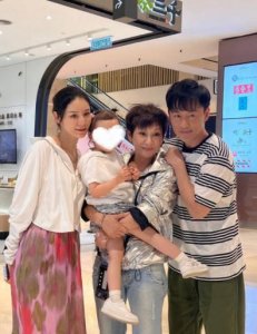 ​张馨月高调秀幸福，与丈夫和佘诗曼聚餐，女儿越长越美