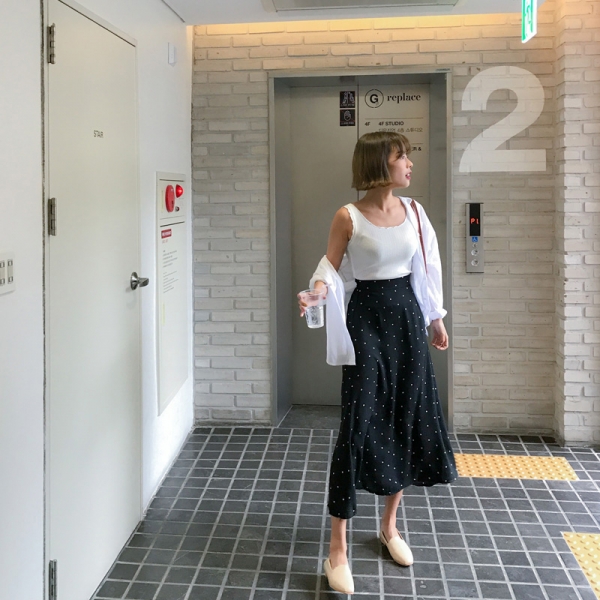 黑白波点裙子搭配图片配什么上衣 复古波点也可以很少女