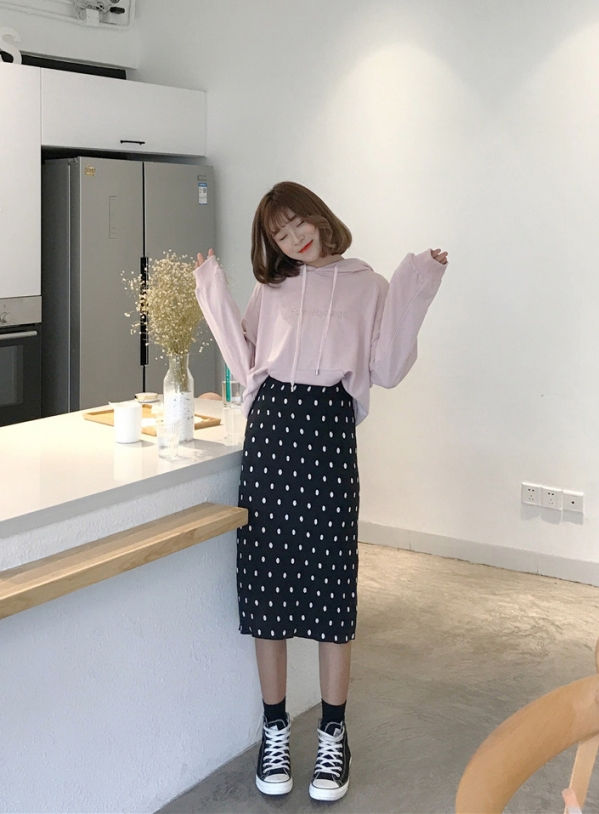 黑白波点裙子搭配图片配什么上衣 复古波点也可以很少女
