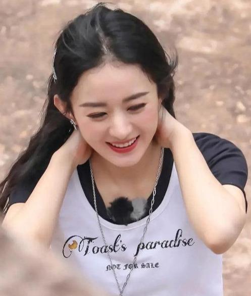 《中餐厅》赵丽颖拍摄期间疑似腰伤复发，给包贴创可贴调皮可爱