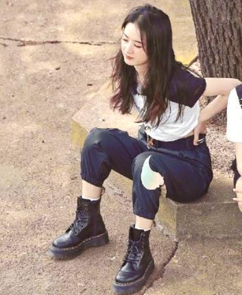 《中餐厅》赵丽颖拍摄期间疑似腰伤复发，给包贴创可贴调皮可爱