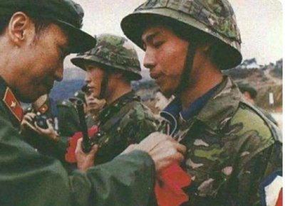 ​47军军长在华山脚下发现歹徒在敲诈游客，他立即带领警卫赶了过去