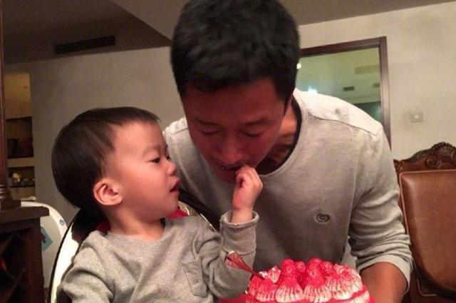 吴京大儿子叫吴所谓，二儿子呢？两个儿子名字合在一起很有深意！