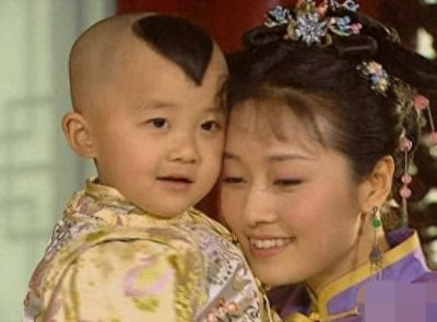 ​他是《还珠格格》里的东儿，因病五岁身高70厘米，如今这样了