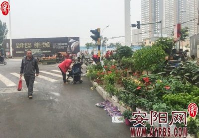 ​扎堆摆摊 十字路口做生意