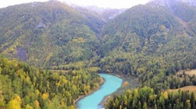 ​神奇的新疆湖水四季美景，水怪传说背后的秘密