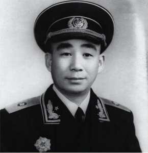 ​开国少将携妻衣锦还乡，发现童养媳已苦等22年，他的选择让人泪目