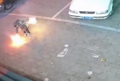 ​沼气爆炸有多可怕？10岁男孩往下水道丢鞭炮，五个井盖瞬间被炸飞