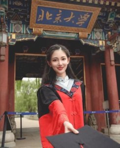​北大校花毕业照“火”了，颜值与才华并存，本科毕业于知名985