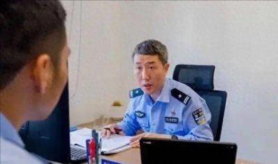 ​2010年，老父发现一警察酷似爱子，千里奔波只为请他假扮儿子11年