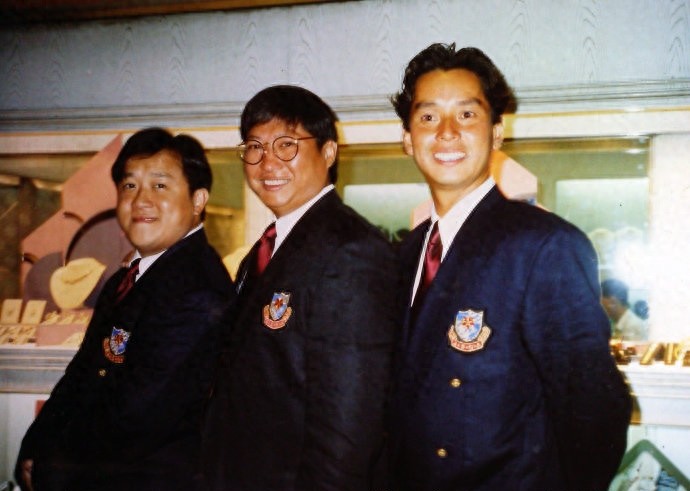 自称“年年25岁”的香港80年代乐坛巨星谭咏麟，校长年轻很帅