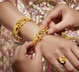 ​婚礼三金是订婚之前买还是订婚之后买？