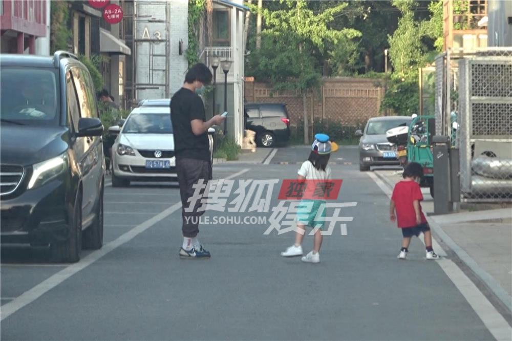 独家：李娜录节目打扮淑雅 老公孩子耐心等到天黑