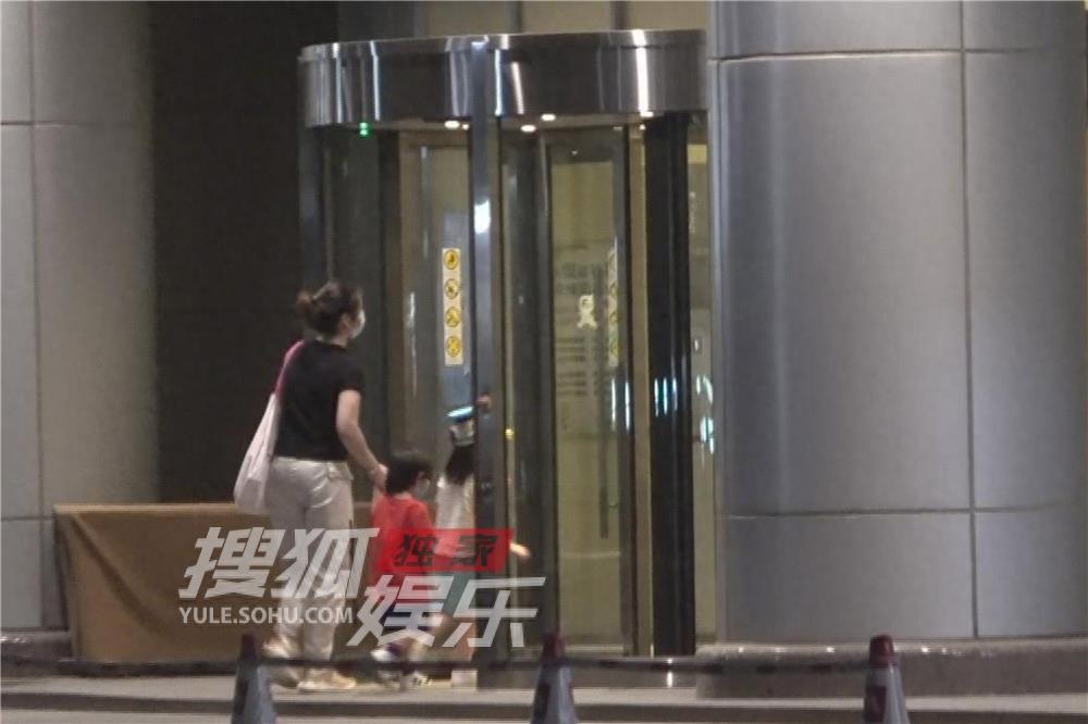 独家：李娜录节目打扮淑雅 老公孩子耐心等到天黑